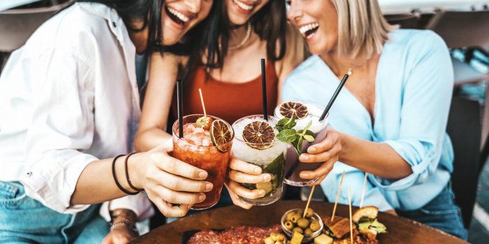 7 astuces pour boire moins d'alcool sans perdre sa vie sociale