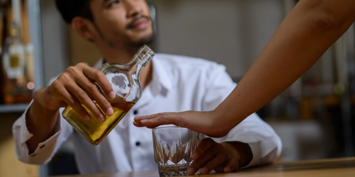 7 astuces pour boire moins d'alcool sans perdre sa vie sociale