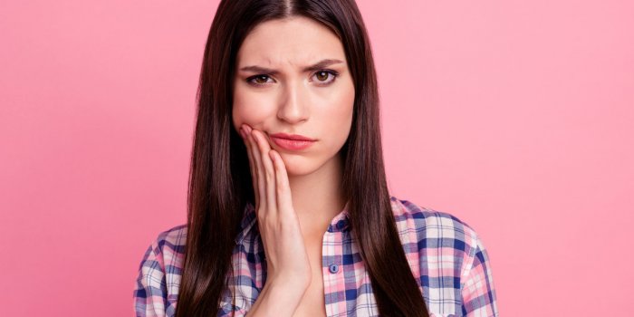 Goût métallique dans la bouche : les causes possibles