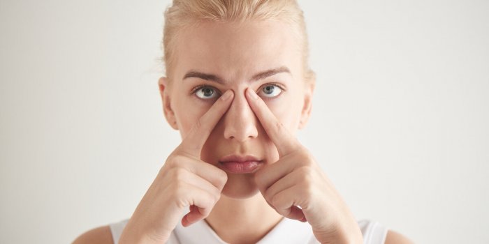 Auto-massage du visage : les bons gestes anti-fatigue