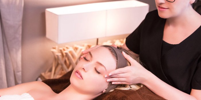 Auto-massage du visage : les bons gestes anti-fatigue