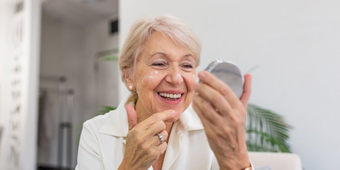 Le maquillage aprÃ¨s 50 ans : 7 astuces anti-Ã¢ge