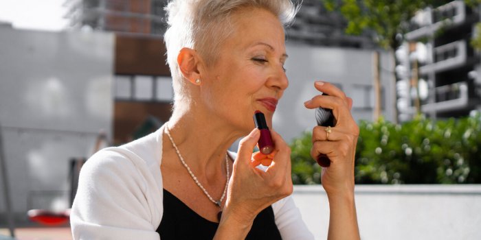 Le maquillage aprÃ¨s 50 ans : 7 astuces anti-Ã¢ge