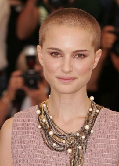 Coiffures Natalie Portman : le crâne rasé