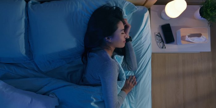 Anxiété nocturne : 9 techniques pour lâapaiser, selon une psychologue