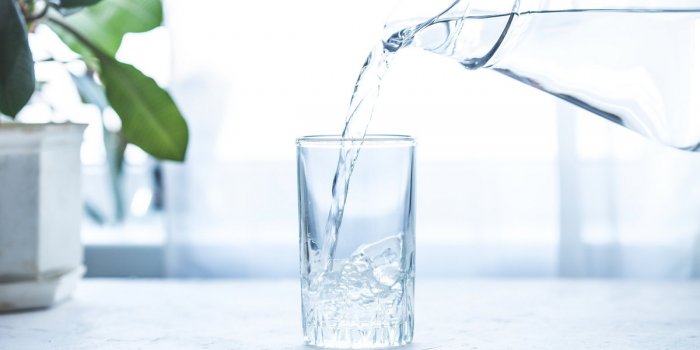Eau du robinet : 5 bonnes faÃ§ons de la stocker pour Ã©viter les bactÃ©ries