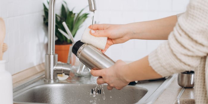 Eau du robinet : 5 bonnes faÃ§ons de la stocker pour Ã©viter les bactÃ©ries