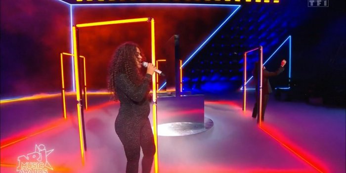 Amel Bent enceinte : elle dÃ©voile son baby bump aux NRJ Music Awards