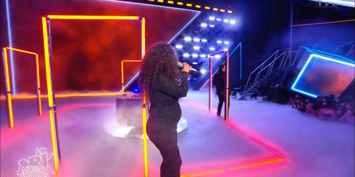 Amel Bent enceinte : elle dÃ©voile son baby bump aux NRJ Music Awards