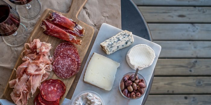 Pâtisserie, saucisse, gin : top 10 des aliments qui font grossir les Français pendant le confinement
