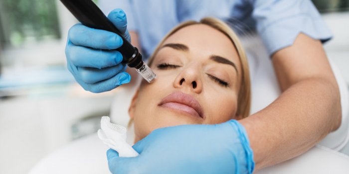 Poches sous les yeux : 7 astuces dâexpertes pour sâen dÃ©barrasser