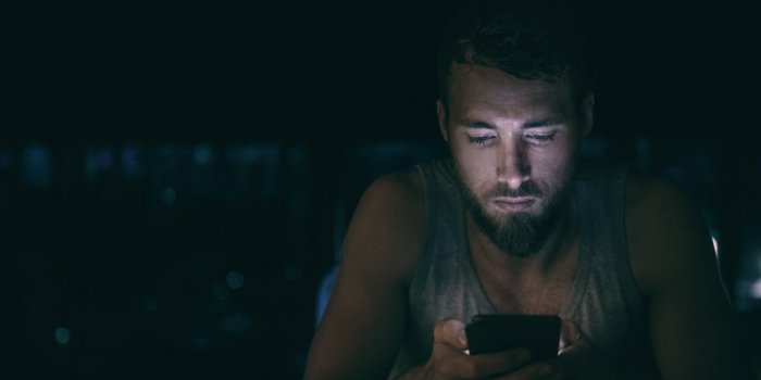 CÅur et sommeil : 5 erreurs Ã  ne pas faire avec son tÃ©lÃ©phone au lit