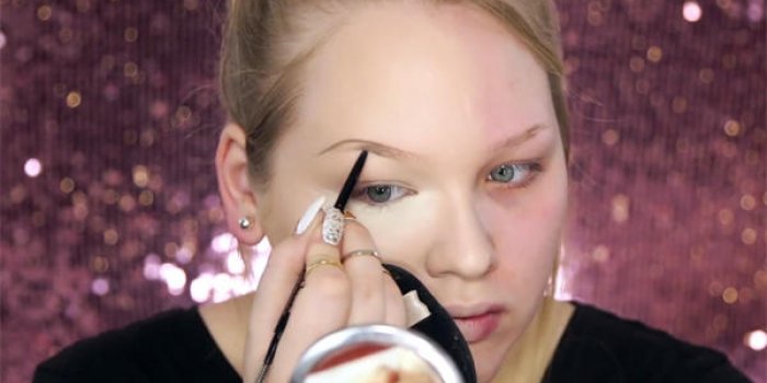AprÃ¨s le teint, elle accentue ses sourcils