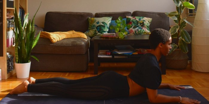 Yoga : 5 postures pour être moins vouté