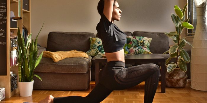 Yoga : 5 postures pour être moins vouté