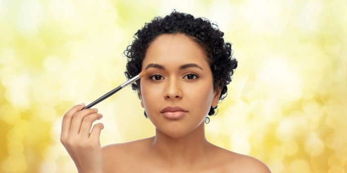 7 astuces pour faire tenir son maquillage quand il fait chaud