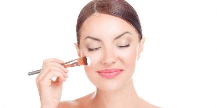 7 astuces pour faire tenir son maquillage quand il fait chaud