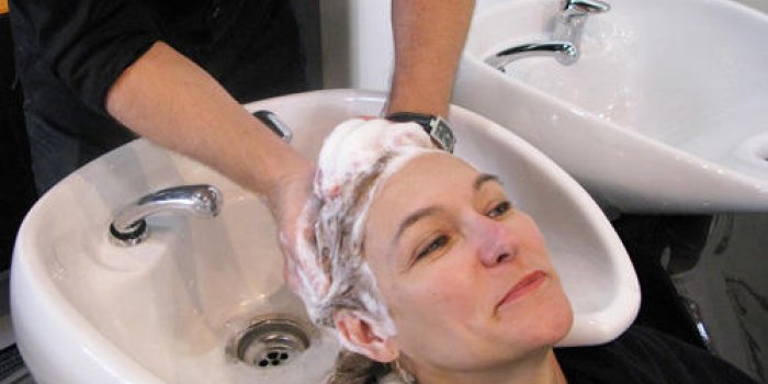 Astuce rinçage pour des cheveux brillants