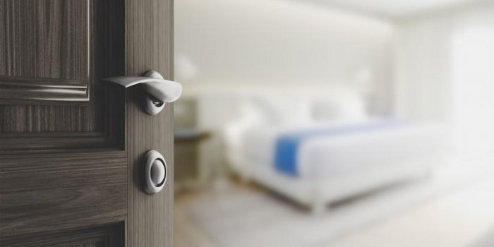 Lit : pas entre la fenêtre et la porte