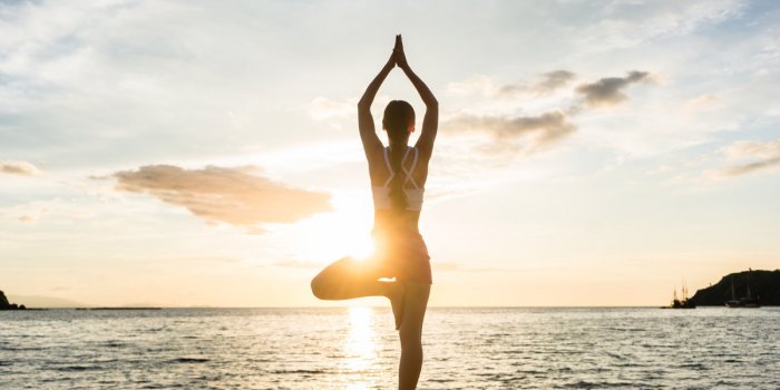 CÅur brisé : 5 postures de yoga pour reprendre confiance en soi