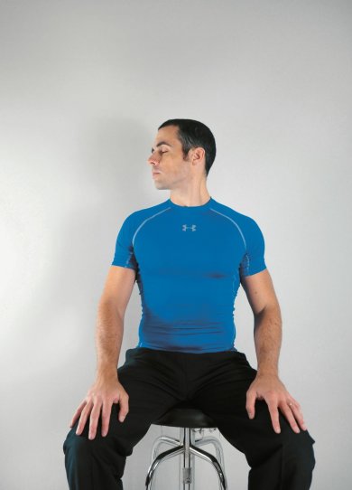 Cervicales : 7 exercices sur une chaise pour oublier les douleurs de la nuque et du cou !Â