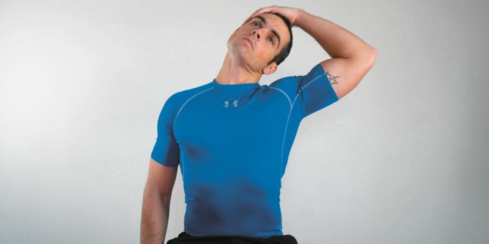 Cervicales : 7 exercices sur une chaise pour oublier les douleurs de la nuque et du cou !Â