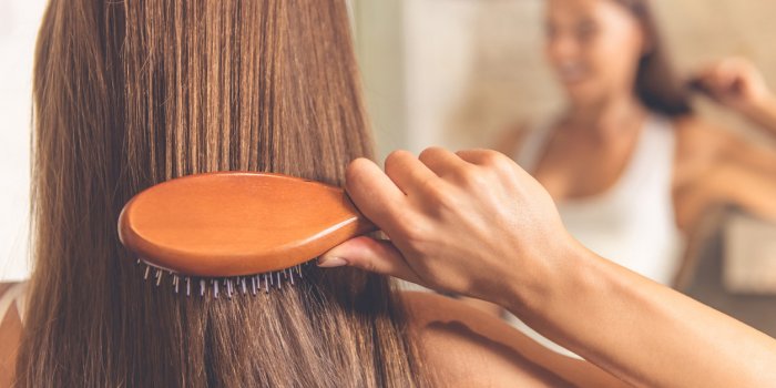 Cheveux gras : 11 solutions pour qu'ils regraissent moins vite