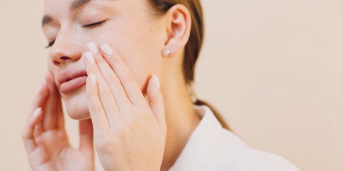 Yoga du visage : 5 exercices pour en finir avec les poches sous les yeux