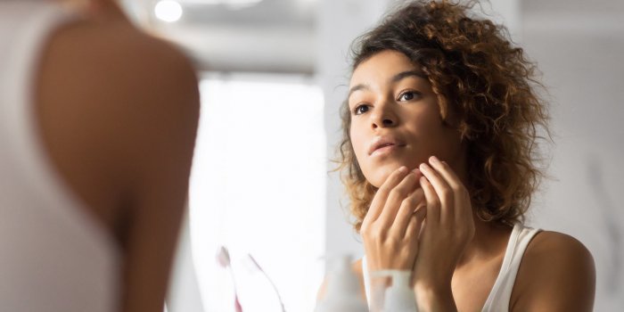 5 erreurs qui abîment la peau, selon un dermatologue