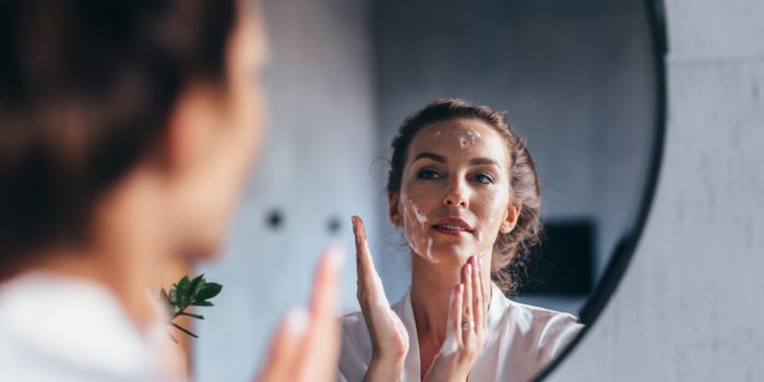5 erreurs qui abîment la peau, selon un dermatologue