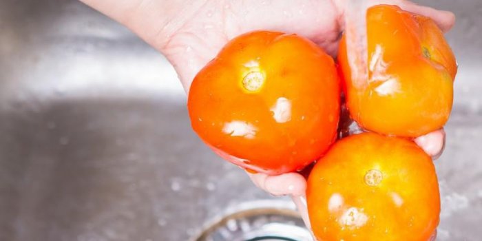 9 erreurs à ne pas faire quand vous lavez vos aliments