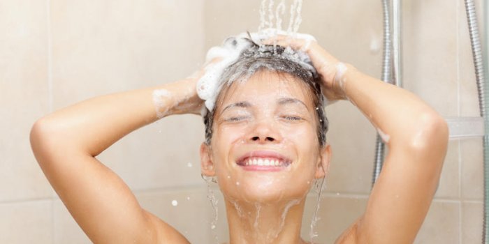 7 mauvaises habitudes qui font tomber vos cheveux