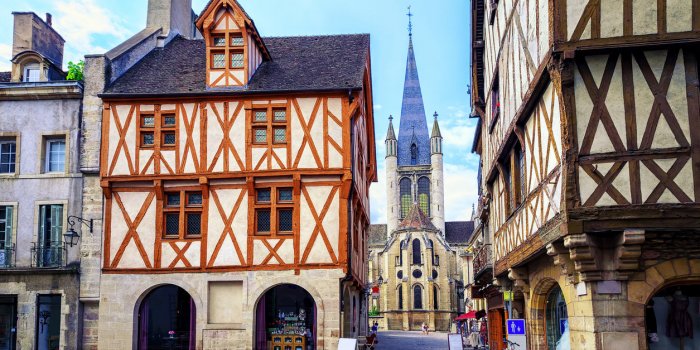 Covid-19 : les 12 villes où l'on compte le plus de cas