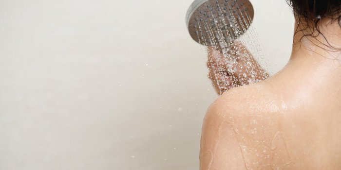 Hygiène corporelle : les 5 zones du corps souvent négligées sous la douche