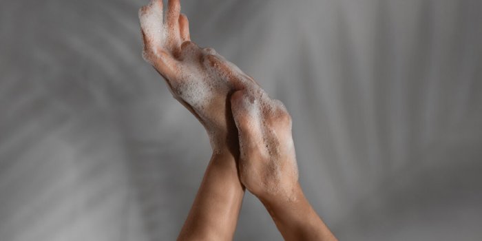 Hygiène corporelle : les 5 zones du corps souvent négligées sous la douche