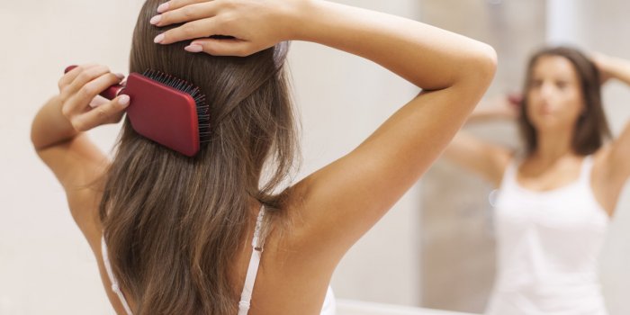 Cheveux : les erreurs que vous faites en les brossant !