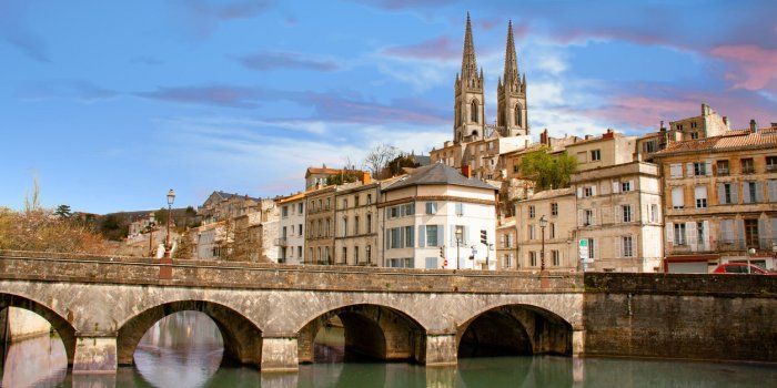 prise de vue de l'église saint-andré bâtie xième siècle et le centre-ville de niort vus depuis les quais de la sèvr...