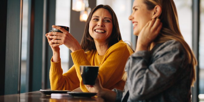 Parler Ã  des inconnus nous rend plus heureux : conseils pour dÃ©buter une discussion