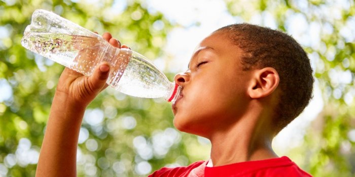 Micro plastiques : les 7 bouteilles dâeau qui en contiennent le plus