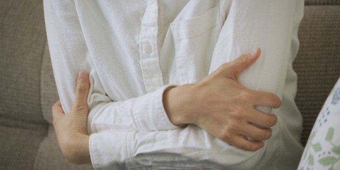 COVID : les premiers symptÃ´mes diffÃ¨rent selon les Ã¢ges et les sexes