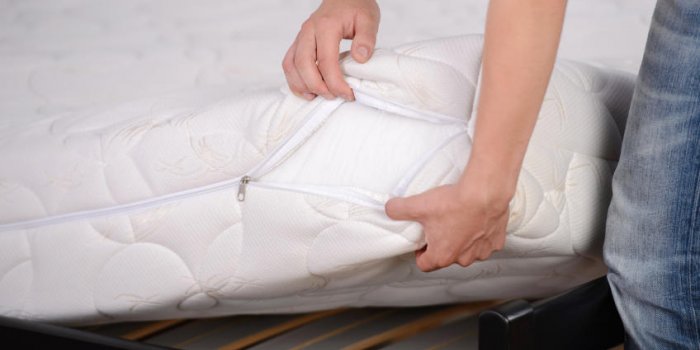 Recouvrir son matelas avec une housse plastifiée