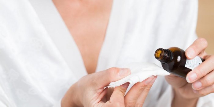 Lâhuile essentielle dâarbre à thé pour les peaux à problèmes