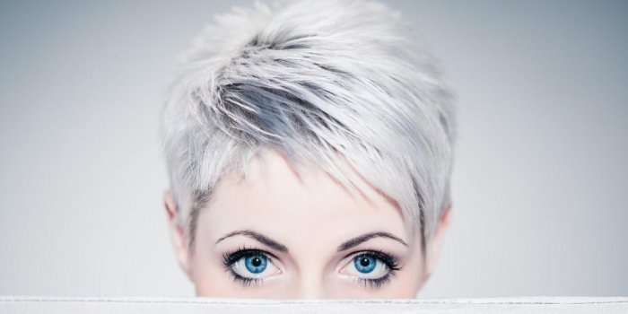 Cheveux : 7 astuces pour paraître plus jeune