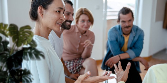 people have positive conversation on support group