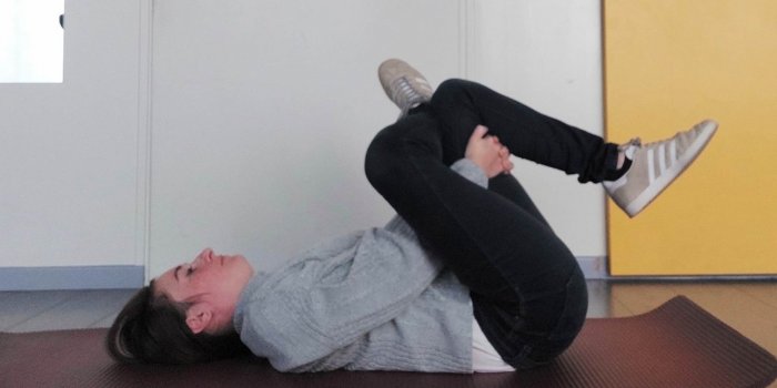 Mal de dos : 7 exercices d'une kinésithérapeute à faire chez soi pour soulager la douleur