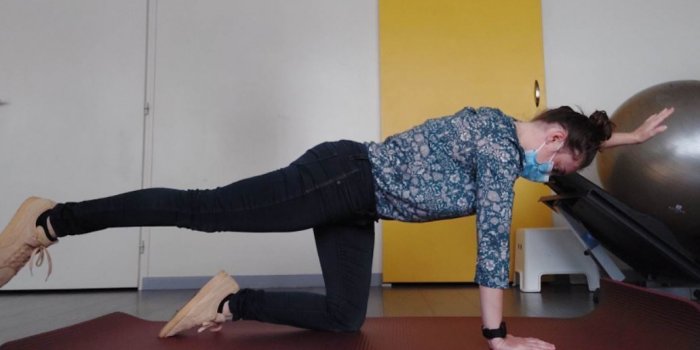 Mal de dos : 7 exercices d'une kinésithérapeute à faire chez soi pour soulager la douleur