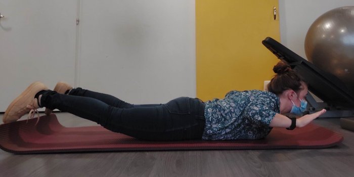 Mal de dos : 7 exercices d'une kinésithérapeute à faire chez soi pour soulager la douleur