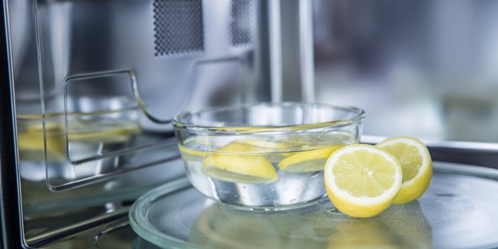 Frigo, machine à laver, micro-ondes : comment bien nettoyer ses appareils ménagers ?