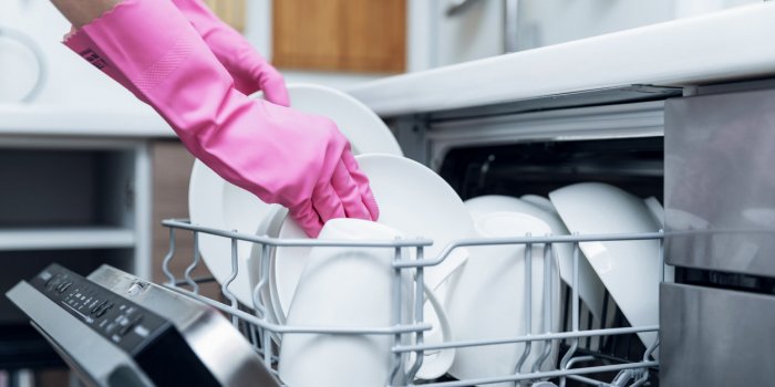 Frigo, machine à laver, micro-ondes : comment bien nettoyer ses appareils ménagers ?