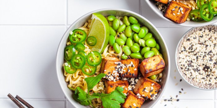 Salade tofu grillé, edamame et chou rouge